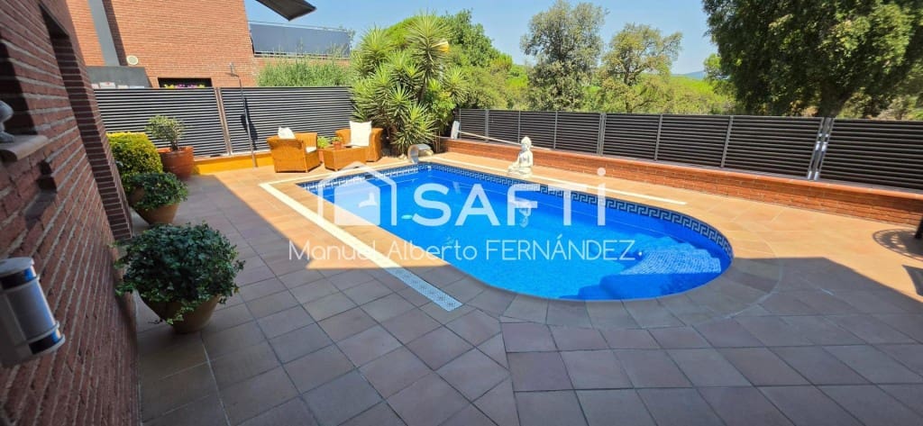 4 sovrum Villa till salu i Lloret de Mar med pool garage - 695 000 € (Ref: 9949436)