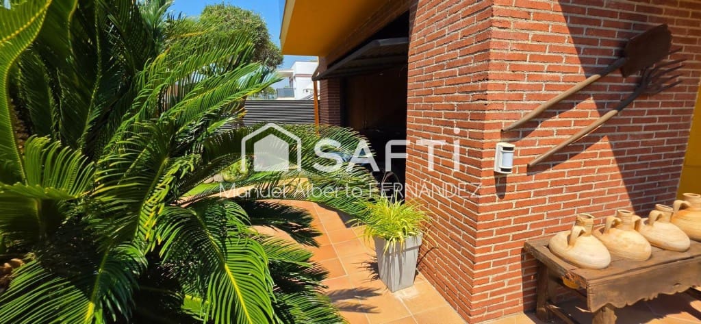 4 sovrum Villa till salu i Lloret de Mar med pool garage - 695 000 € (Ref: 9949436)