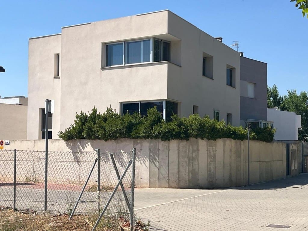 3 bedroom Villa for sale in Almansa with garage - € 365,000 (Ref: 9949447)