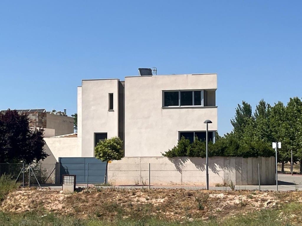 3 bedroom Villa for sale in Almansa with garage - € 365,000 (Ref: 9949447)
