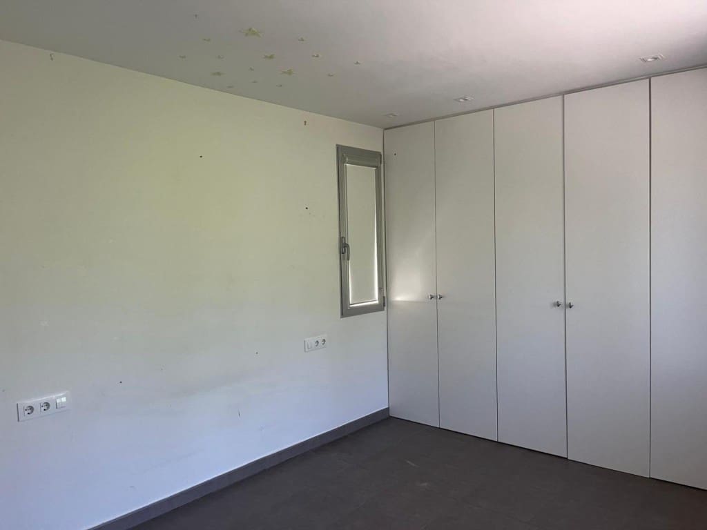 3 bedroom Villa for sale in Almansa with garage - € 365,000 (Ref: 9949447)