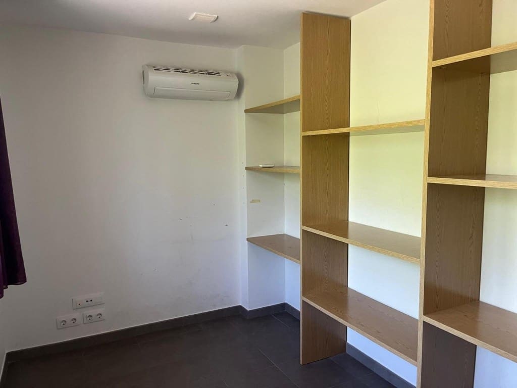 3 bedroom Villa for sale in Almansa with garage - € 365,000 (Ref: 9949447)