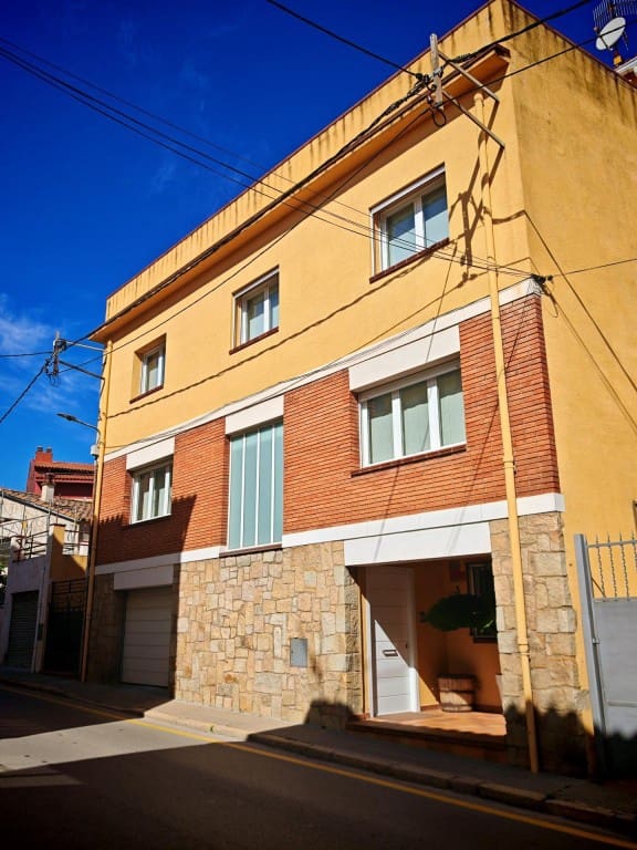 4 soverom Villa til salgs i Breda med garasje - € 329 000 (Ref: 9952329)
