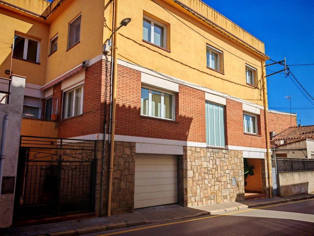 4 soverom Villa til salgs i Breda med garasje - € 329 000 (Ref: 9952329)