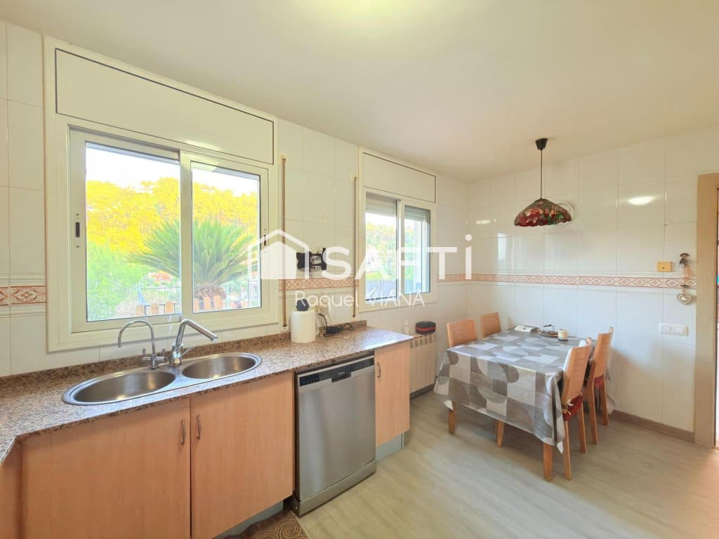 4 bedroom Villa for sale in Vallirana with garage - € 360,000 (Ref: 9953949)