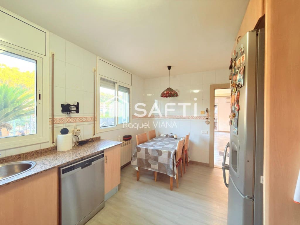 4 bedroom Villa for sale in Vallirana with garage - € 360,000 (Ref: 9953949)
