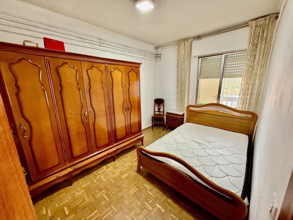 4 bedroom Apartment for sale in Valencia de Don Juan - € 78,000 (Ref: 9957642)