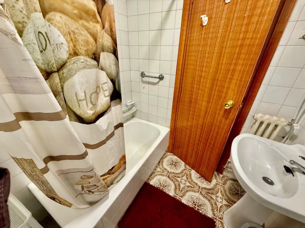 4 bedroom Apartment for sale in Valencia de Don Juan - € 78,000 (Ref: 9957642)