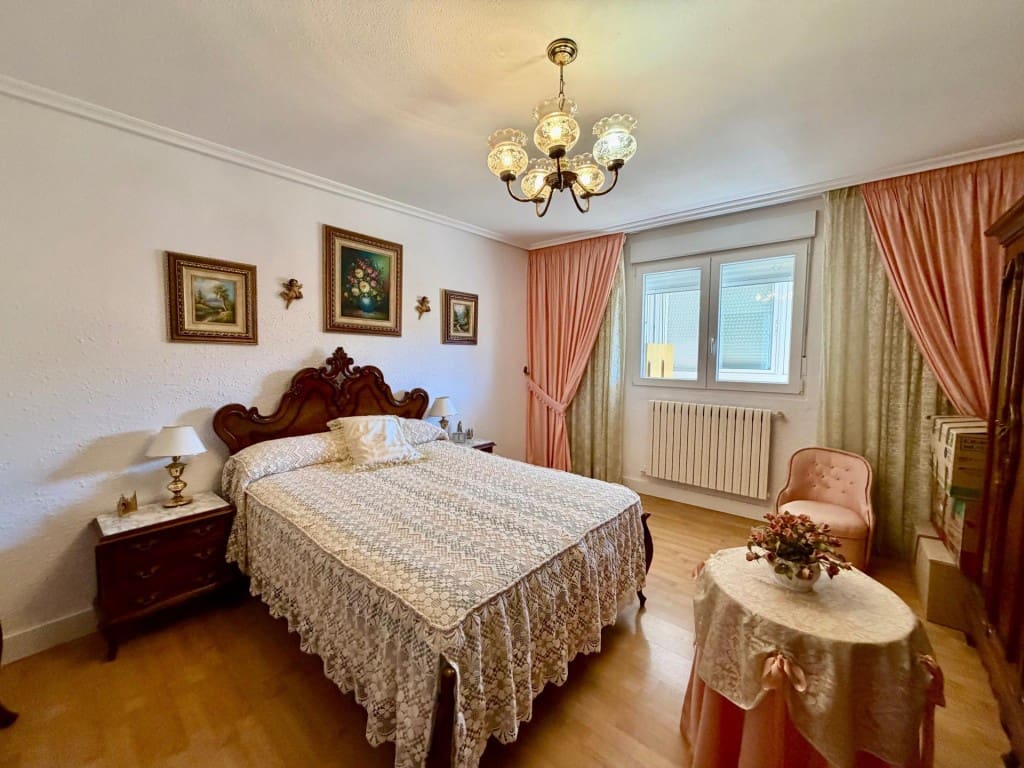 4 bedroom Villa for sale in Villaturiel - € 255,000 (Ref: 9957650)