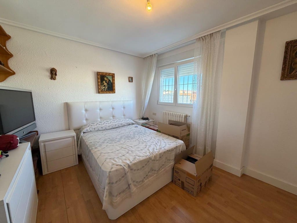 4 bedroom Villa for sale in Villaturiel - € 255,000 (Ref: 9957650)