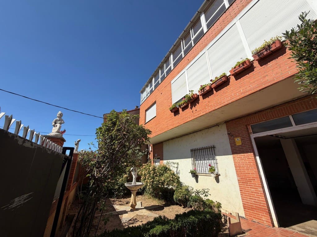 4 bedroom Villa for sale in Villaturiel - € 255,000 (Ref: 9957650)
