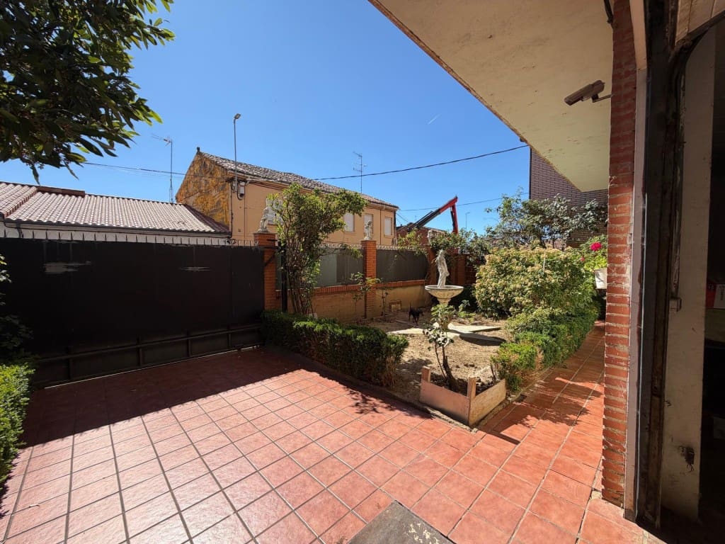 4 bedroom Villa for sale in Villaturiel - € 255,000 (Ref: 9957650)