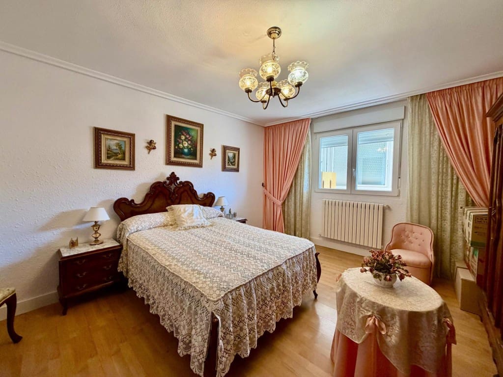 4 bedroom Villa for sale in Villaturiel - € 255,000 (Ref: 9957650)