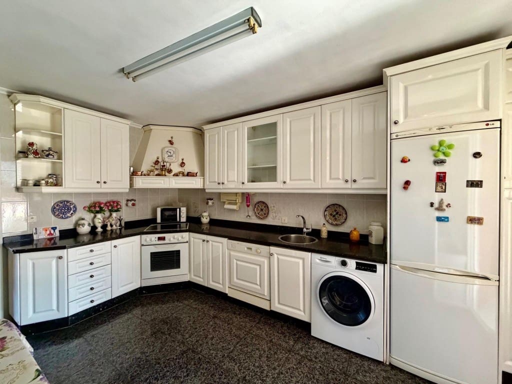 4 bedroom Villa for sale in Villaturiel - € 255,000 (Ref: 9957650)
