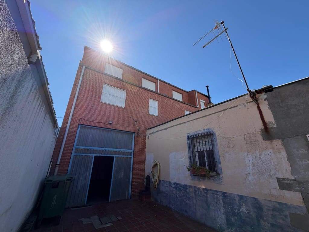 4 bedroom Villa for sale in Villaturiel - € 255,000 (Ref: 9957650)