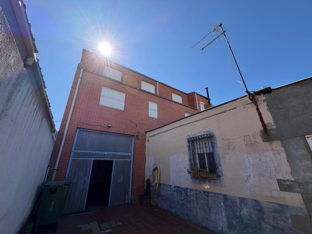 4 bedroom Villa for sale in Villaturiel - € 255,000 (Ref: 9957650)