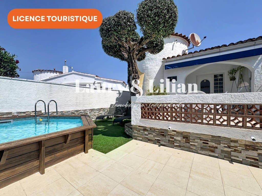 2 bedroom Villa for sale in Empuriabrava with pool garage - € 377,000 (Ref: 9962343)