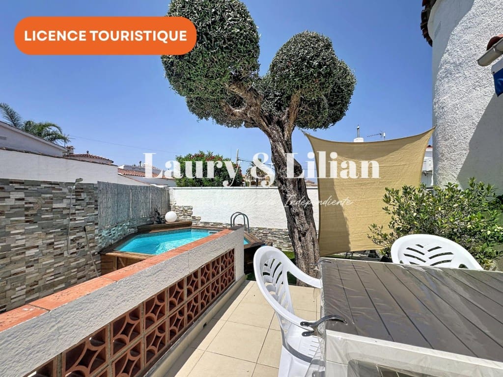 2 bedroom Villa for sale in Empuriabrava with pool garage - € 377,000 (Ref: 9962343)