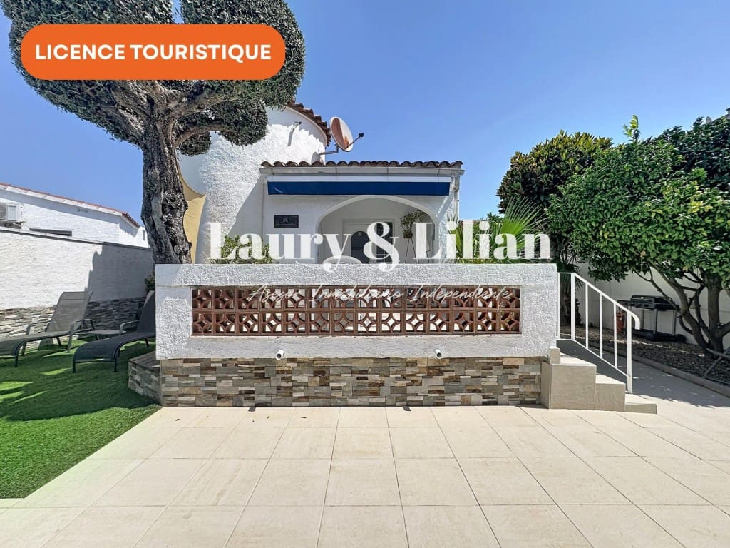 2 bedroom Villa for sale in Empuriabrava with pool garage - € 377,000 (Ref: 9962343)