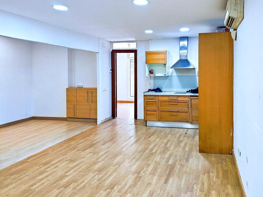 2 bedroom Apartment for sale in Barcelona city - € 230,000 (Ref: 9973036)