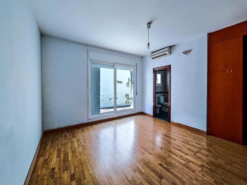 2 bedroom Apartment for sale in Barcelona city - € 230,000 (Ref: 9973036)