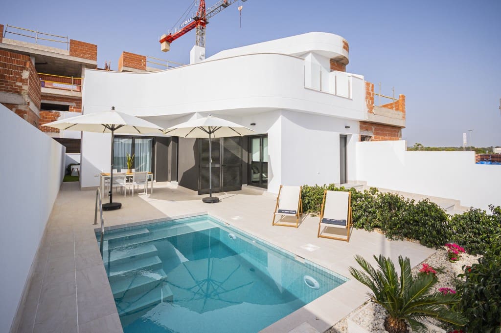 3 soveværelse Rækkehus til salg i Torrevieja med swimmingpool - € 539.000 (Ref: 9984596)