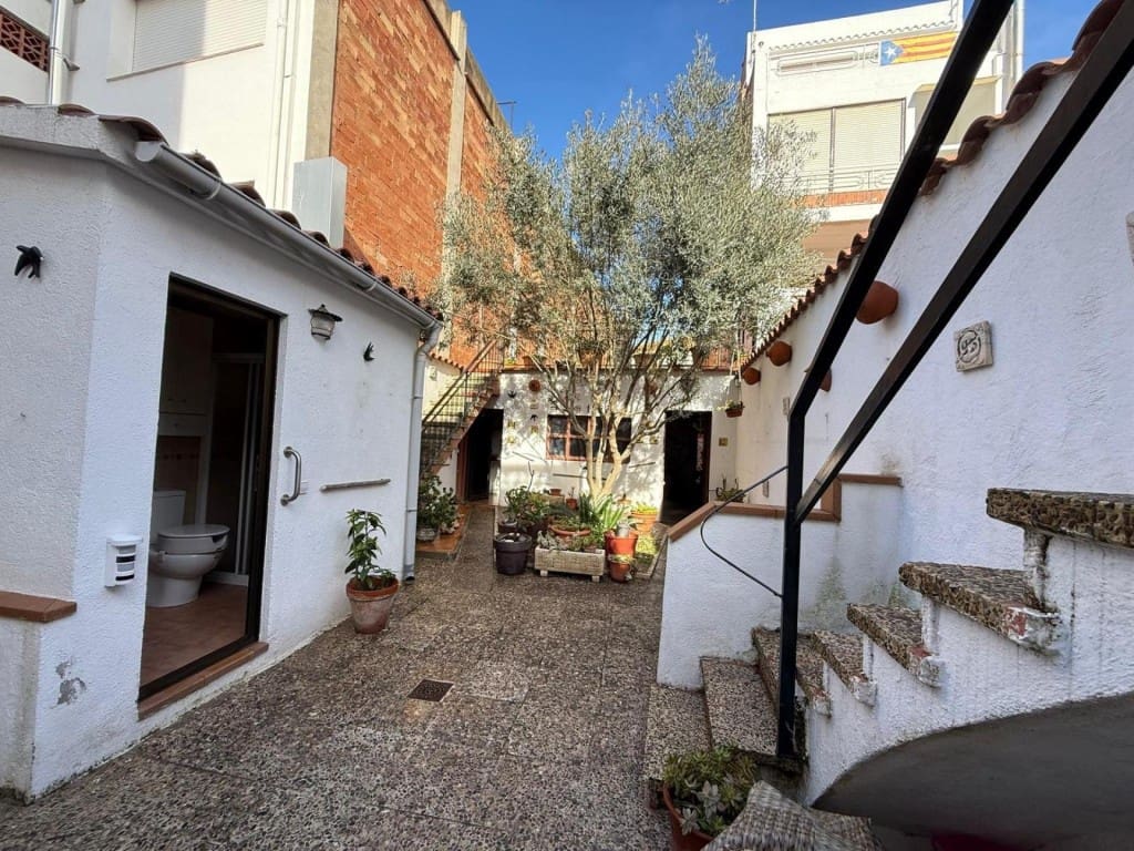 6 bedroom Finca/Country House for sale in Pineda de Mar with garage - € 450,000 (Ref: 9986553)