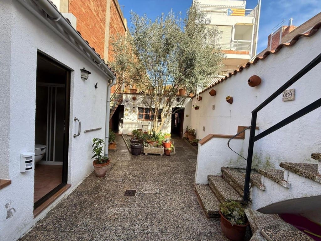 6 bedroom Finca/Country House for sale in Pineda de Mar with garage - € 450,000 (Ref: 9986553)