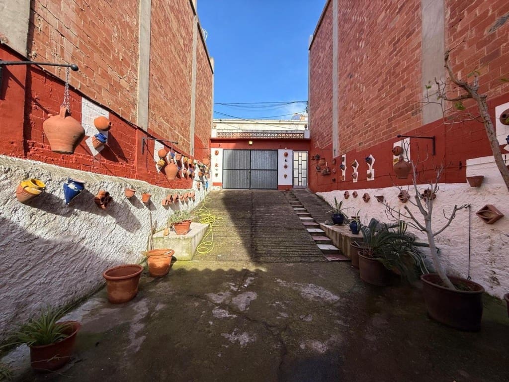 6 bedroom Finca/Country House for sale in Pineda de Mar with garage - € 450,000 (Ref: 9986553)