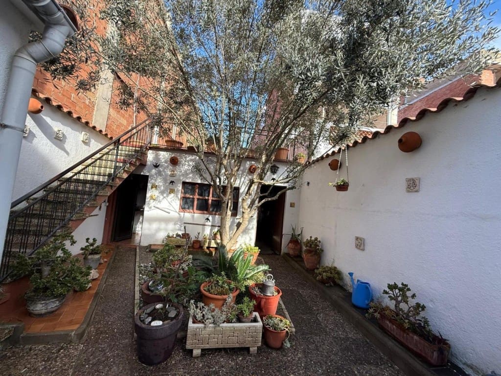 6 bedroom Finca/Country House for sale in Pineda de Mar with garage - € 450,000 (Ref: 9986553)