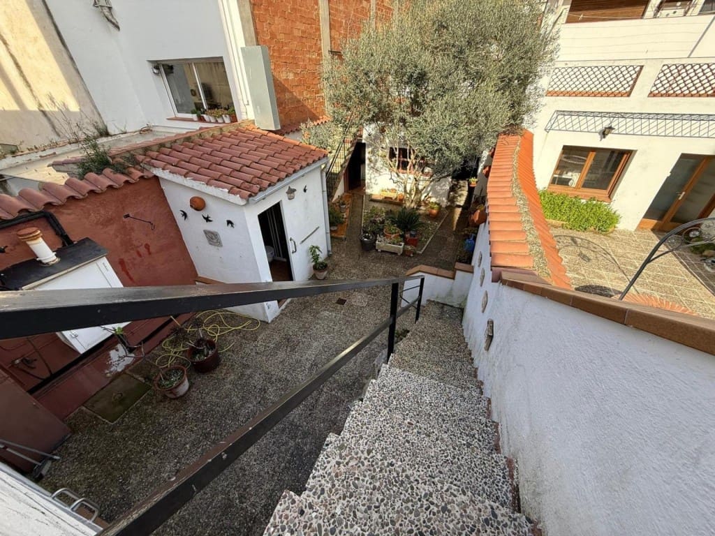 6 bedroom Finca/Country House for sale in Pineda de Mar with garage - € 450,000 (Ref: 9986553)