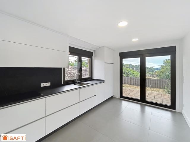 4 slaapkamer Villa te koop in Cambados met garage - € 670.000 (Ref: 9986555)