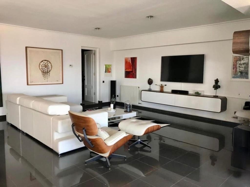 4 makuuhuone Huvila myytävänä paikassa Sant Boi de Llobregat mukana uima-altaan 
autotalli - 749 000 € (Ref: 9993951)