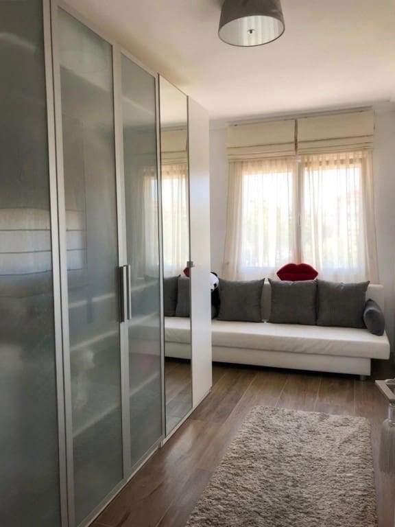 4 makuuhuone Huvila myytävänä paikassa Sant Boi de Llobregat mukana uima-altaan 
autotalli - 749 000 € (Ref: 9993951)