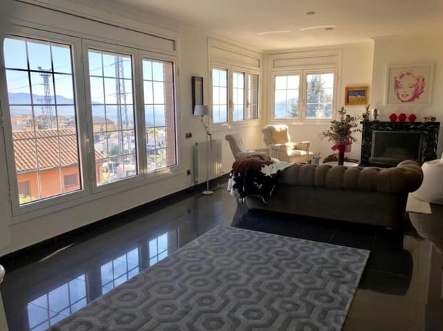 4 slaapkamer Villa te koop in Sant Boi de Llobregat met zwembad garage - € 749.000 (Ref: 9993951)