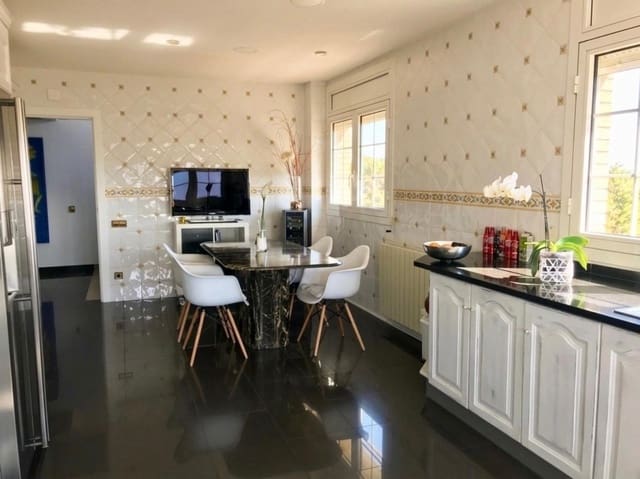 4 slaapkamer Villa te koop in Sant Boi de Llobregat met zwembad garage - € 749.000 (Ref: 9993951)