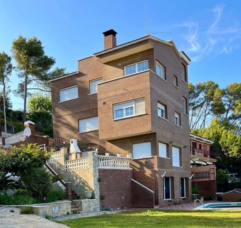 4 makuuhuone Huvila myytävänä paikassa Sant Boi de Llobregat mukana uima-altaan 
autotalli - 749 000 € (Ref: 9993951)