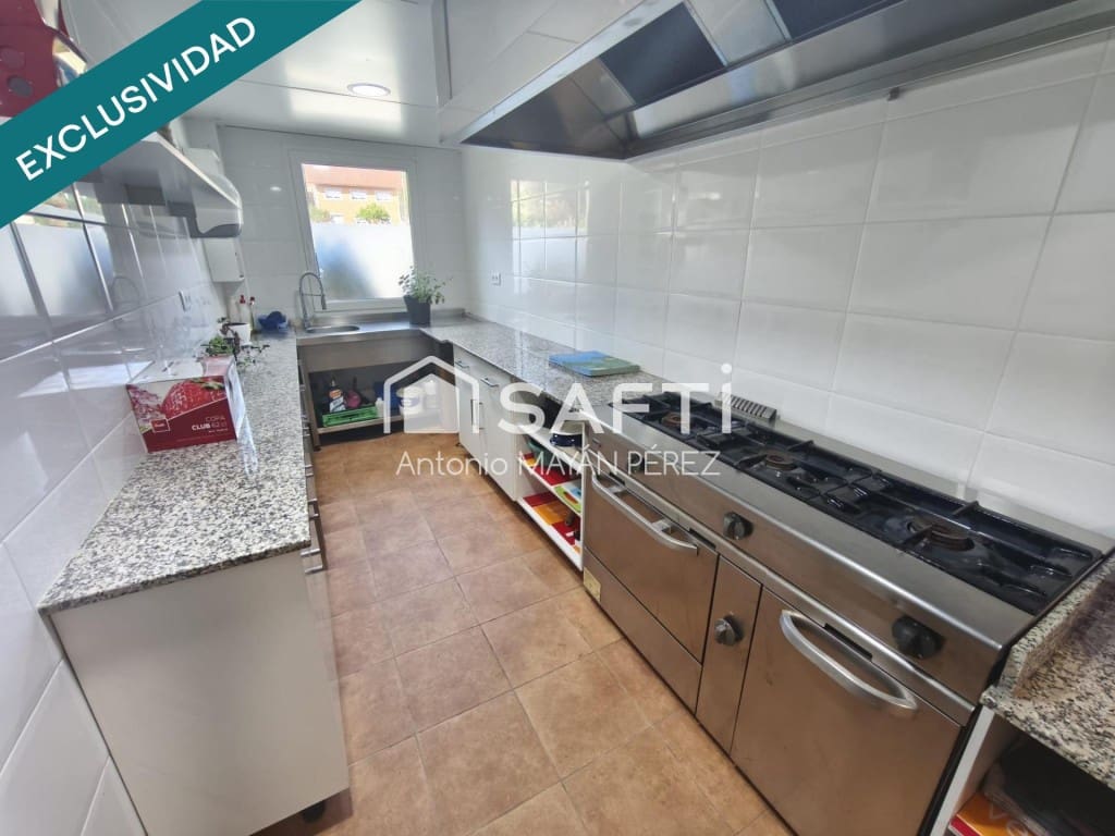 Kommersiell til salgs i Lousame med garasje - € 359 900 (Ref: 9996786)