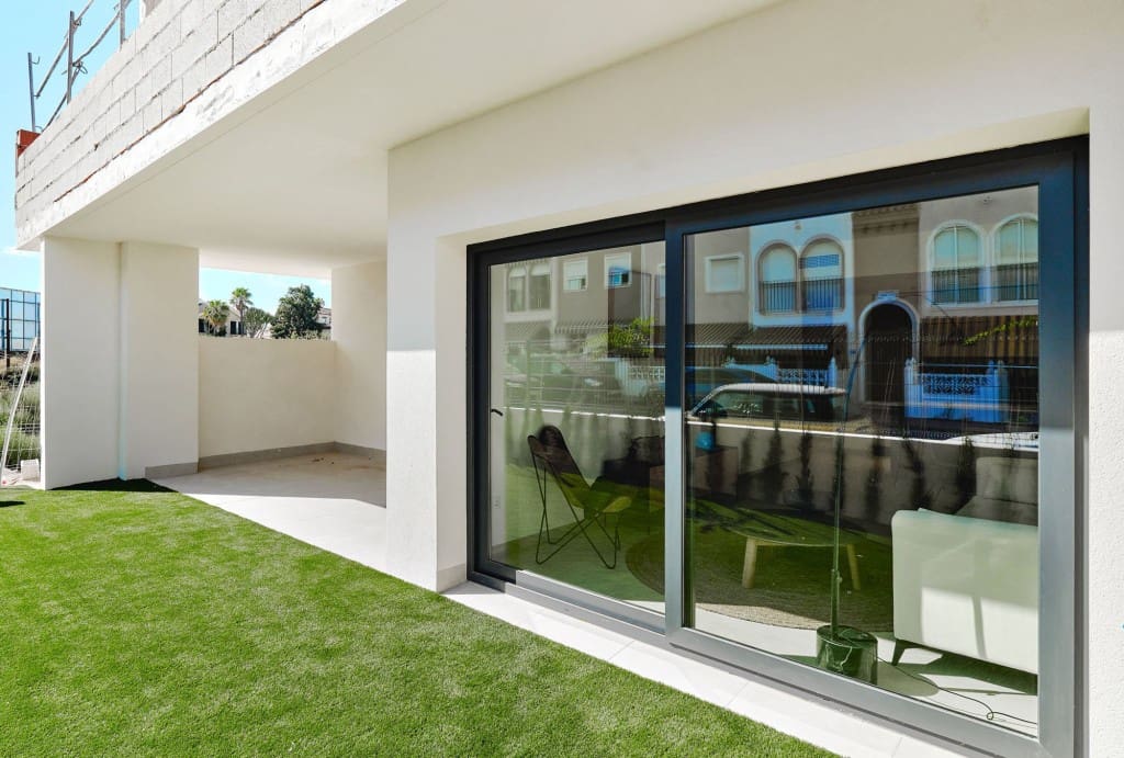 2 soveværelse Villa til salg i Torrevieja med swimmingpool - € 380.000 (Ref: 9996824)