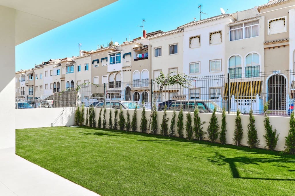 2 soveværelse Villa til salg i Torrevieja med swimmingpool - € 380.000 (Ref: 9996824)