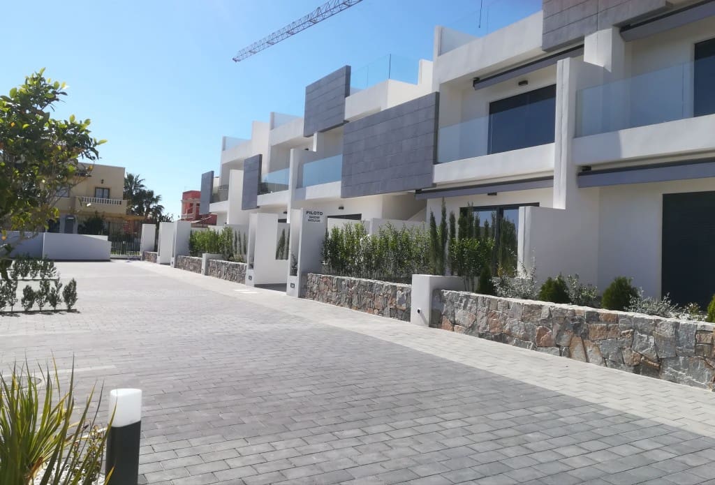 3 soverom Villa til salgs i Torrevieja med svømmebasseng - € 330 000 (Ref: 9996828)
