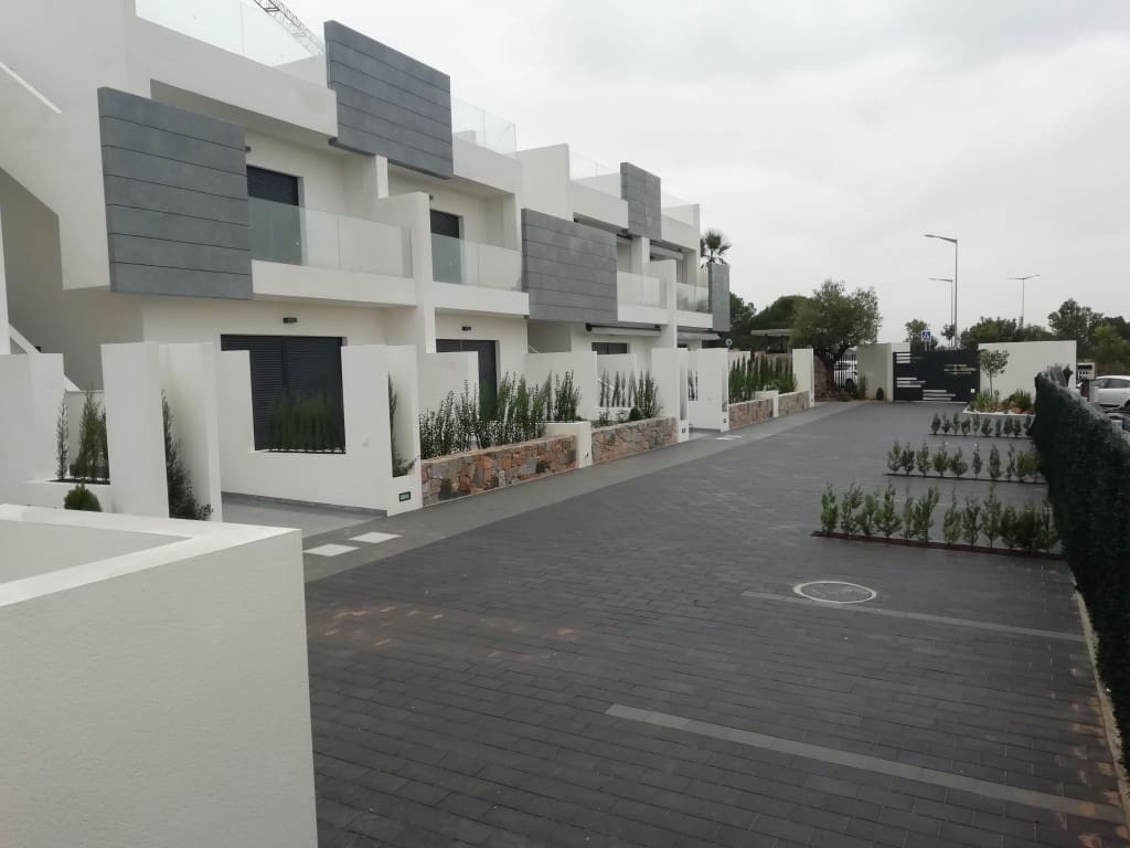 3 soverom Villa til salgs i Torrevieja med svømmebasseng - € 330 000 (Ref: 9996828)