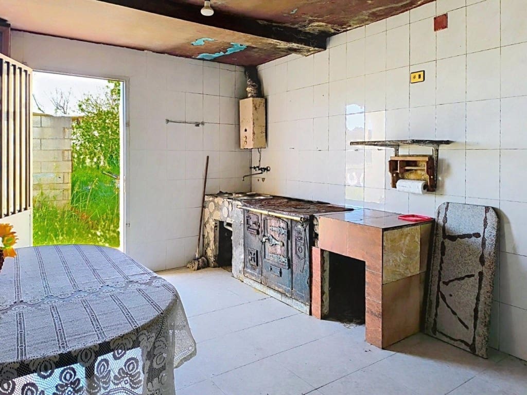 4 bedroom Villa for sale in Porto do Son with garage - € 125,000 (Ref: 9998459)