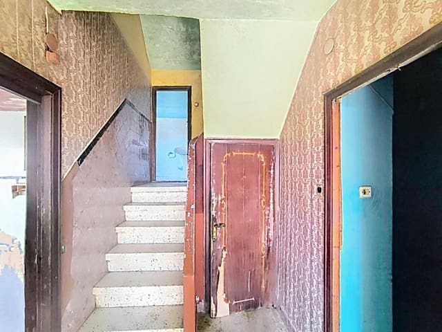 4 bedroom Villa for sale in Porto do Son with garage - € 125,000 (Ref: 9998459)