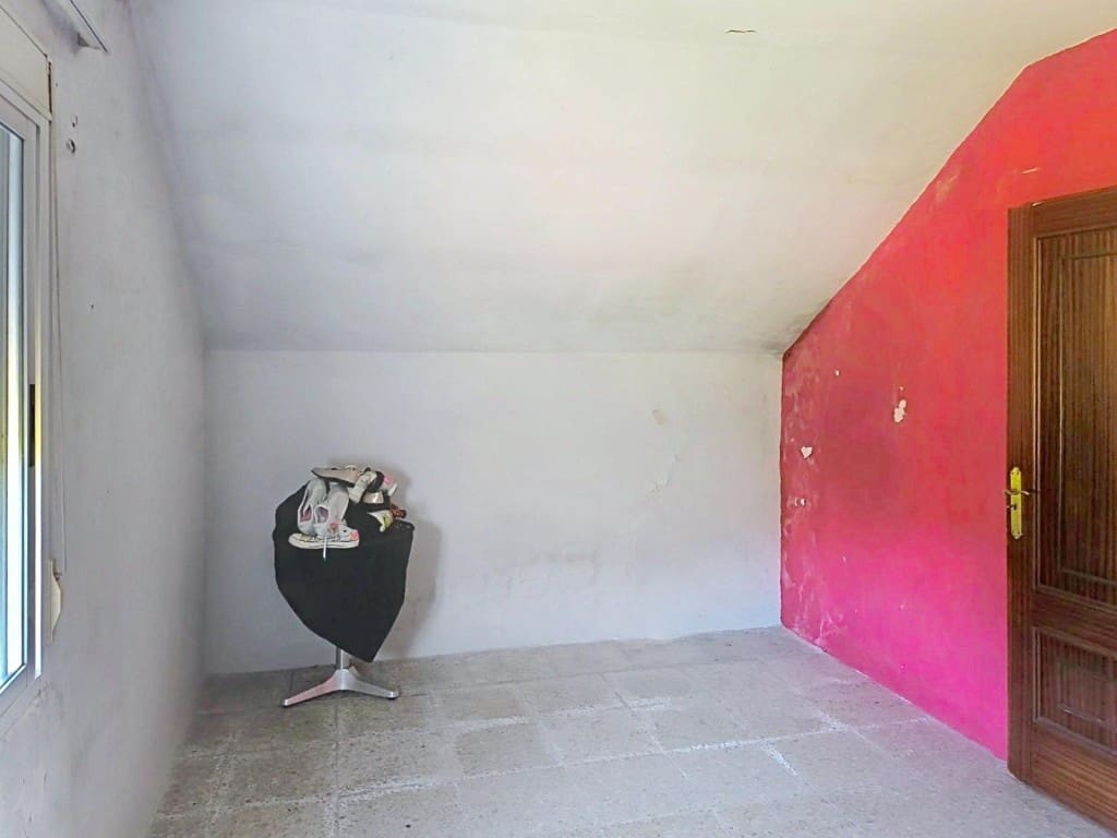 4 bedroom Villa for sale in Porto do Son with garage - € 125,000 (Ref: 9998459)