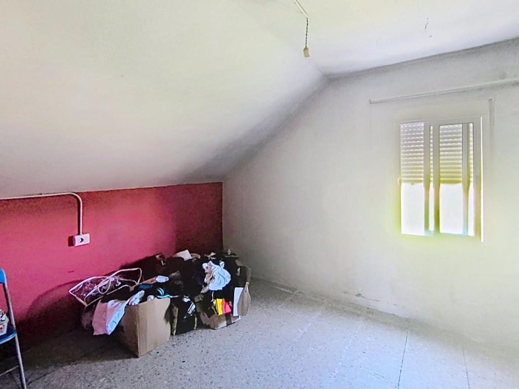 4 bedroom Villa for sale in Porto do Son with garage - € 125,000 (Ref: 9998459)