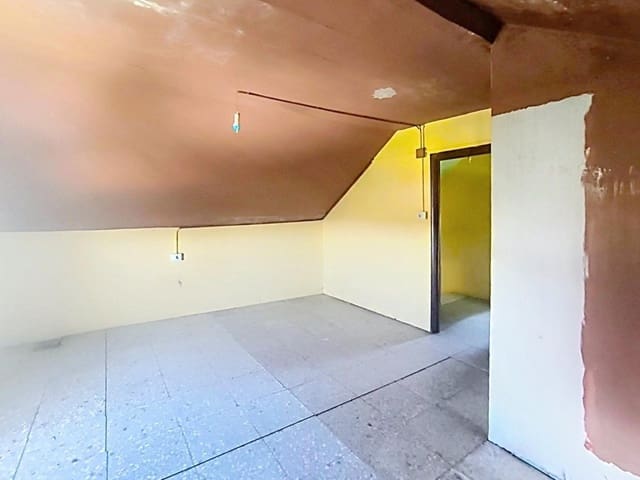 4 bedroom Villa for sale in Porto do Son with garage - € 125,000 (Ref: 9998459)