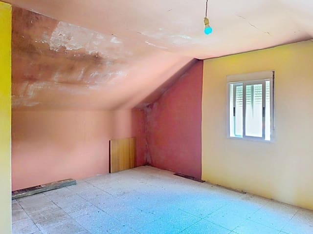 4 bedroom Villa for sale in Porto do Son with garage - € 125,000 (Ref: 9998459)