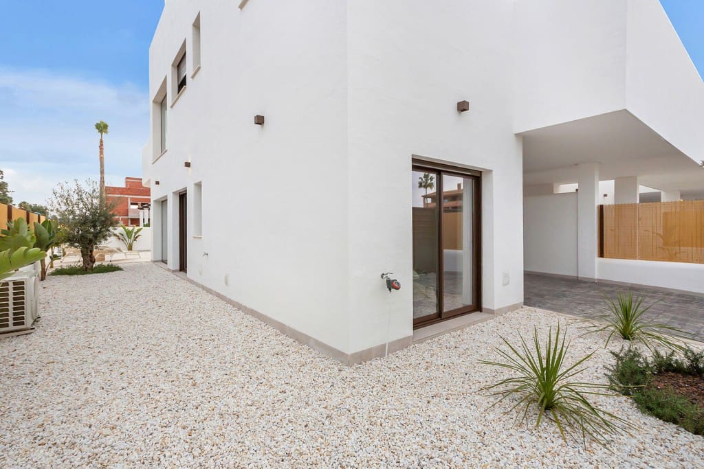 3 soveværelse Villa til salg i Los Alcazares med swimmingpool - € 439.900 (Ref: 9998476)