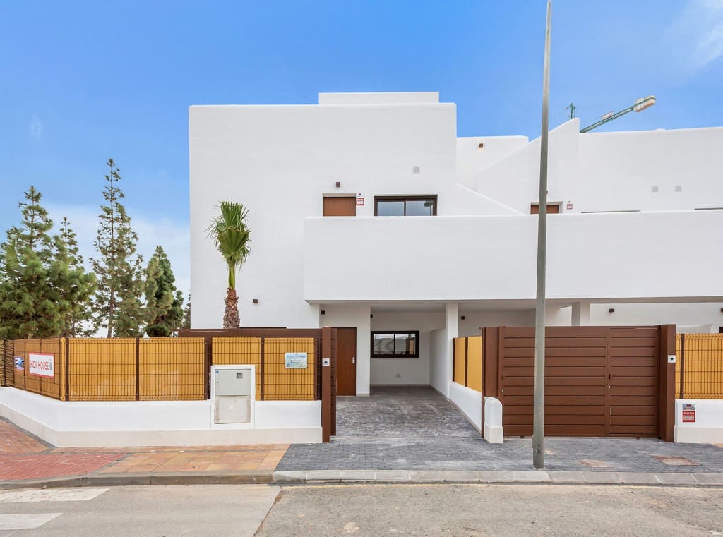 3 soveværelse Villa til salg i Los Alcazares med swimmingpool - € 439.900 (Ref: 9998476)
